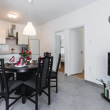 Daire Lovely In With Kitchen