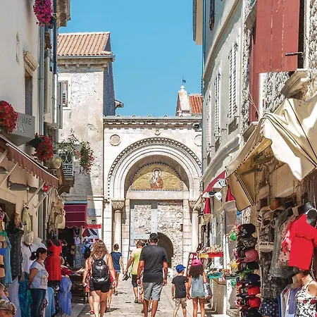 3 Bedroom Gorgeous Apartment In Porec