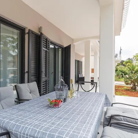 Apartment 3 Bedroom Gorgeous In Porec