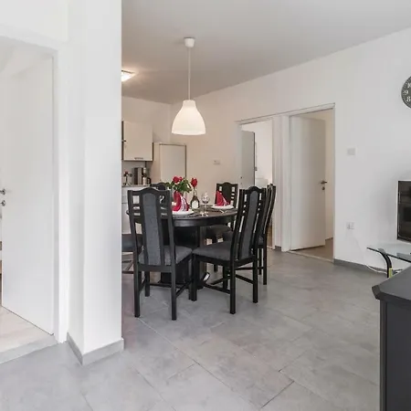 3 Bedroom Gorgeous Apartment In Porec